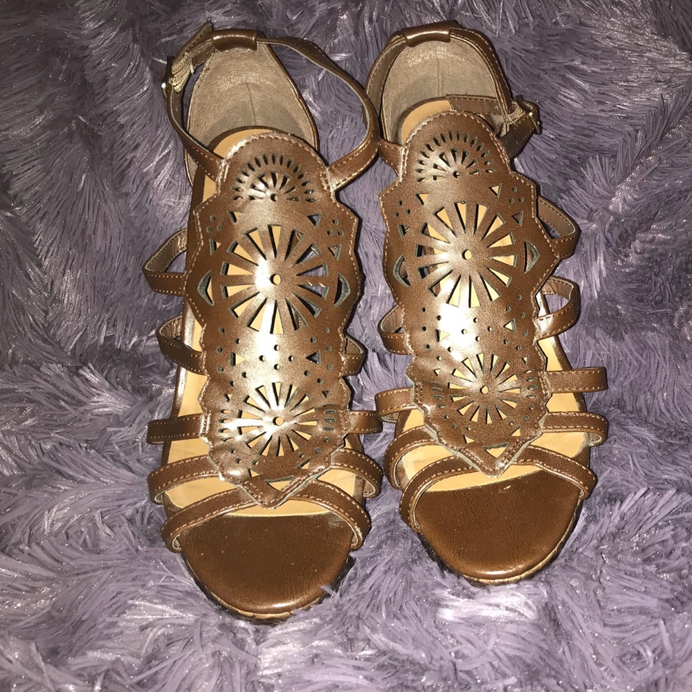 Sbicca woman’s brown platforms